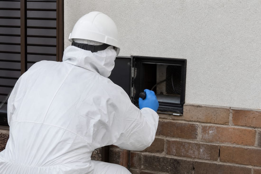 Exemple : technicien inspectant un point d'accès, dos et EPI visibles